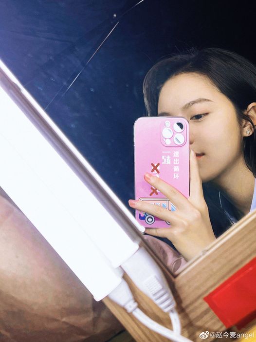 No.1 hot search bảng chung: Thì ra ốp điện thoại của Triệu Kim Mạch là cùng nhau thoát khỏi tuần hoàn