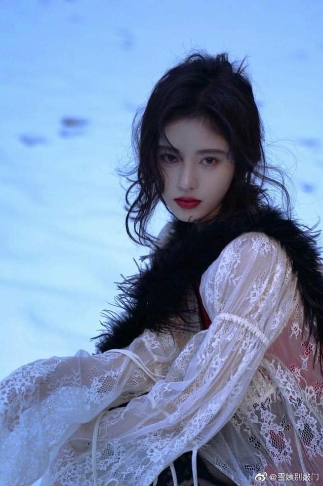 Bộ ảnh của Cúc Tịnh Y trên nền tuyết trắng mùa đông năm nay