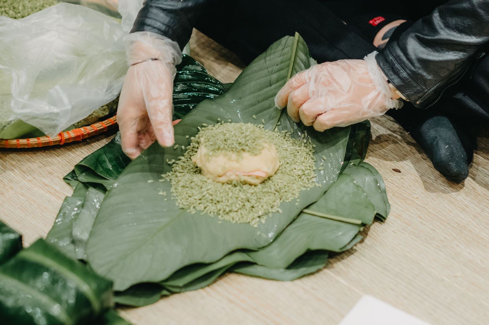 Bạn có thể bảo quản bánh chưng bằng tủ lạnh hoặc túi hút chân không. Đối với tủ lạnh, bạn nên cho lên ngăn làm đá, khi ăn có thể hấp cách thủy