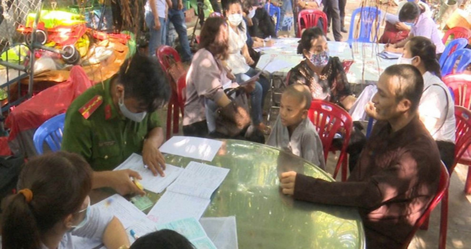 Gia đình bà Cúc (tụ điểm Tịnh Thất Bồng Lai) có 8 trẻ em, trong đó 6 bé đang sống với 2 mẹ ruột và 2 trẻ nhận nuôi được 3 năm nay