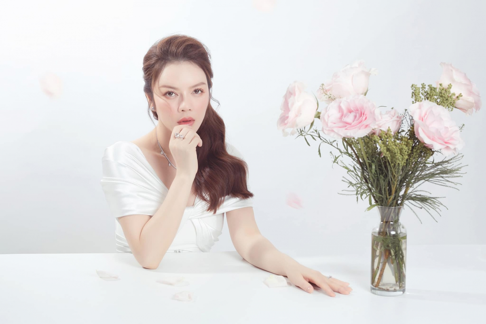 Lý Nhã Kỳ tung bộ ảnh mới, kèm dòng trạng thái đu trend khiến CDM cười bò