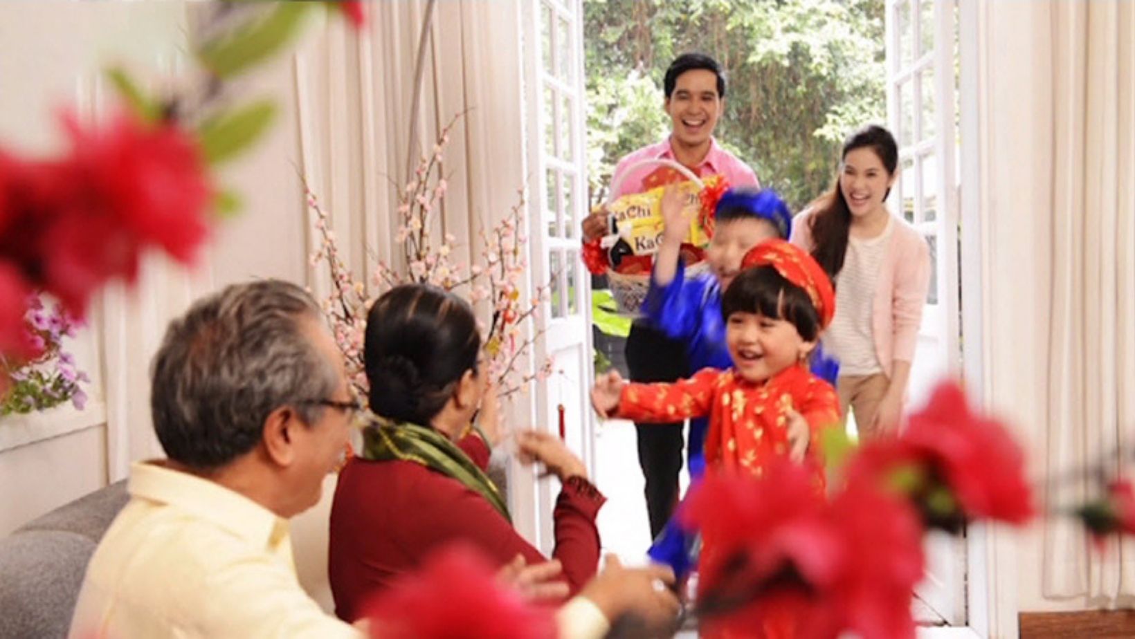 Theo quan niệm dân gian, xông đất là việc làm quan trọng, quyết định đến năm mới thịnh hay suy, lộc lá hay tai ương