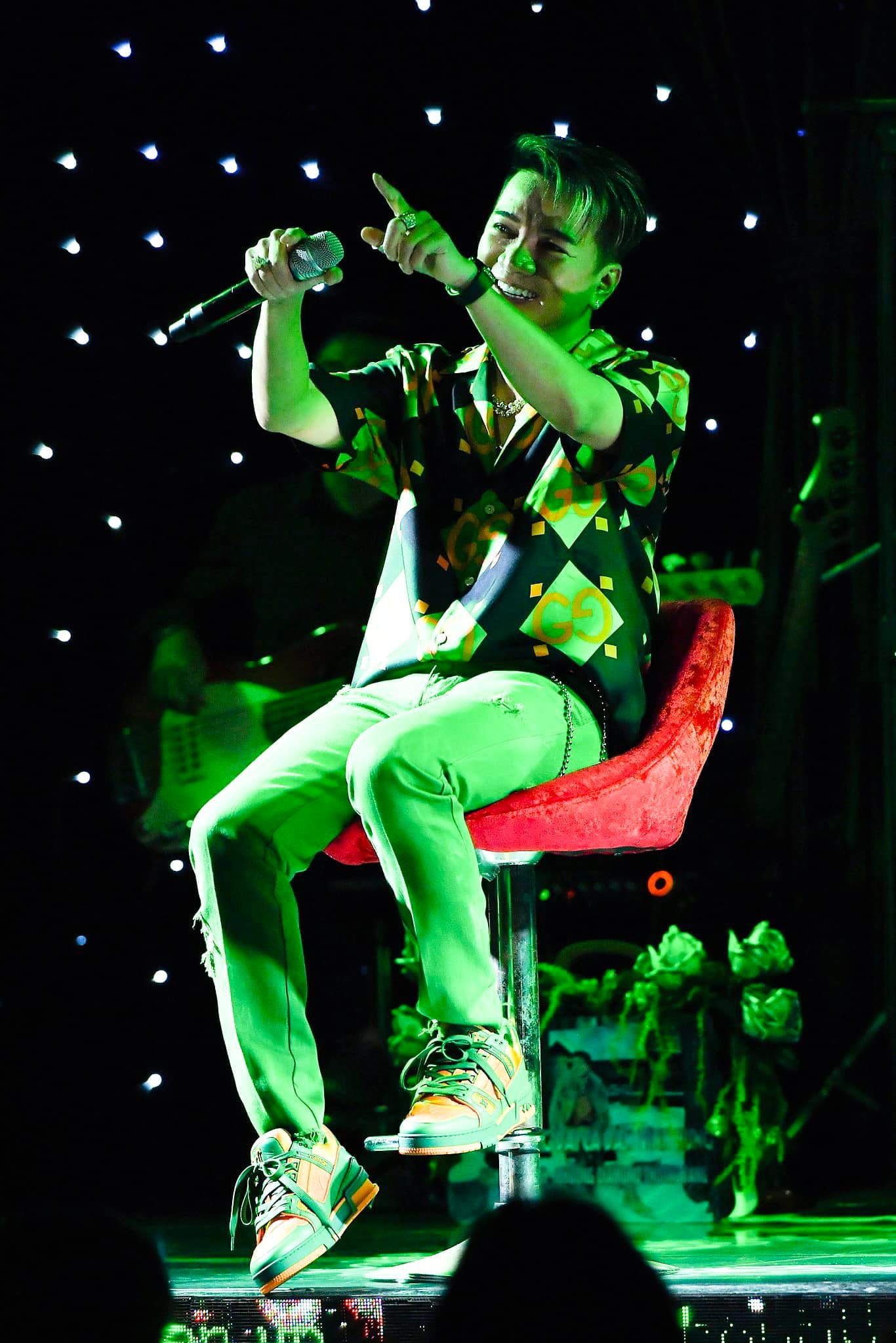 CEO Bình Dương 'chơi lớn' khi có ý mua bản quyền các bài hát mà Đàm Vĩnh Hưng hát. Điều này rất có thể ảnh hưởng đến sự nghiệp của nam ca sĩ