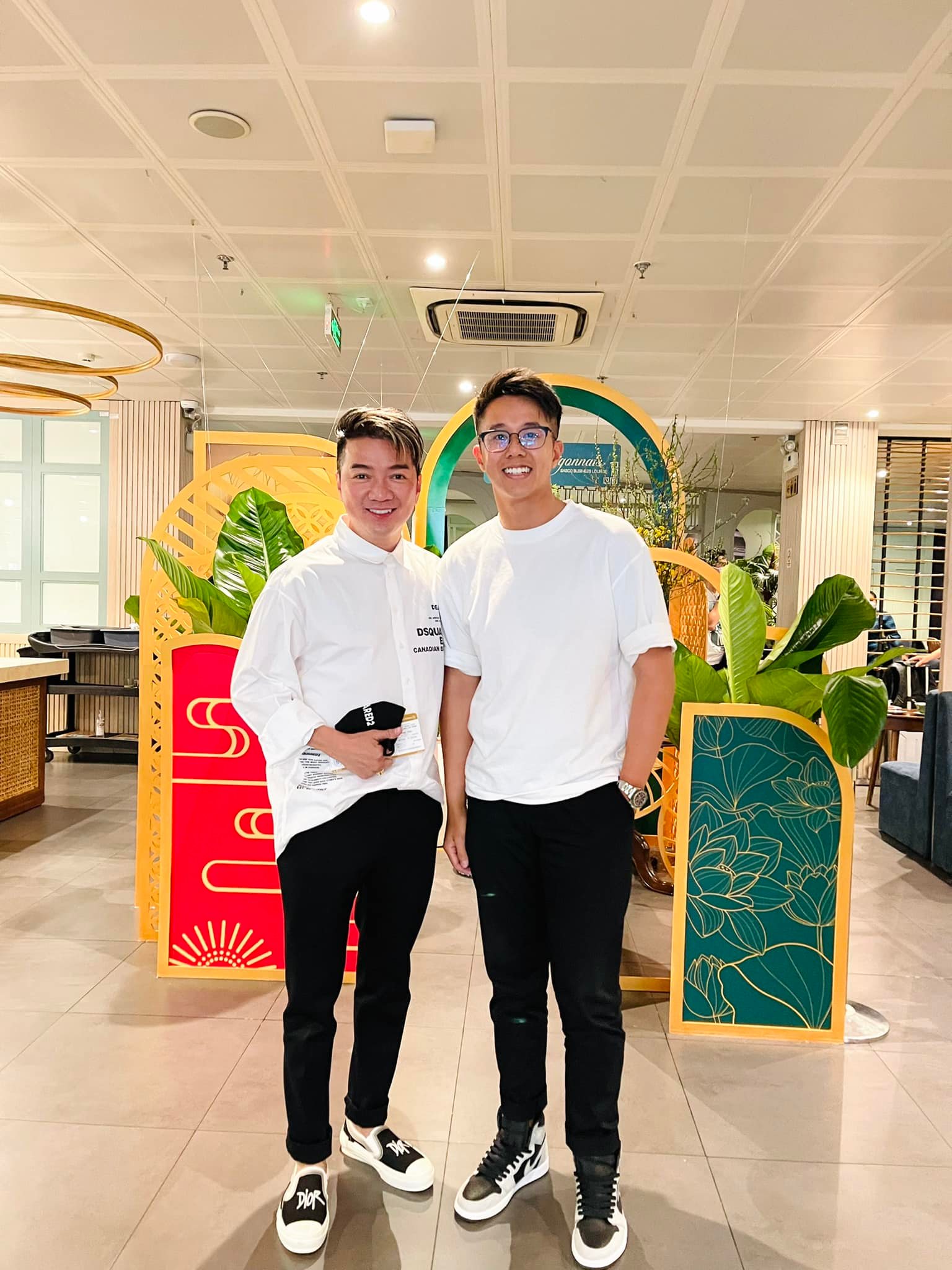 Đàm Vĩnh Hưng có màn đọ sắc bất phân thắng bại với bạn trai của Hoa hậu chuyển giới Hương Giang