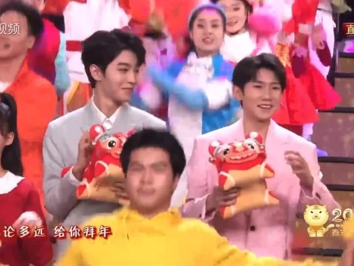 Người hâm mộ vô cùng vui vẻ vì TFBOYS đứng chung sân khấu mở màn gala Xuân Vãn ngày hôm nay. Tuy rằng Dịch Dương Thiên Tỉ có tiết mục đầu tiên nên không thể đứng cùng Vương Tuấn Khải và Vương Nguyên