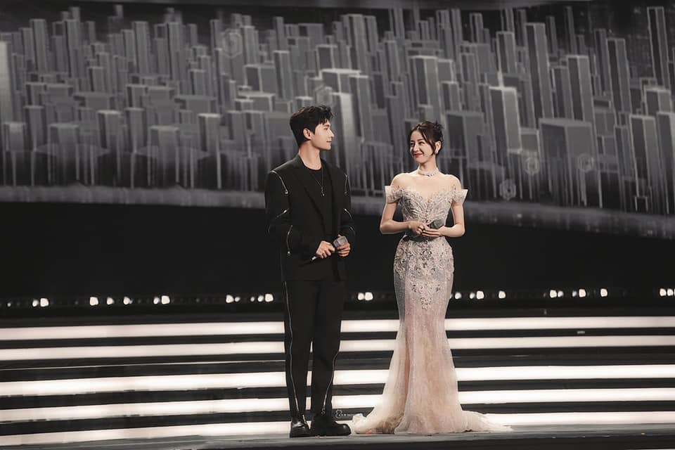 Trên sân khấu của Đêm hội Nghe nhìn Trên mạng Trung Quốc, Địch Lệ Nhiệt Ba đã diện một thiết kế từ hãng Jolipoli của Việt Nam. Phần trình diễn của Nhiệt Ba sẽ được phát sóng vào ngày 2/2 sắp tới