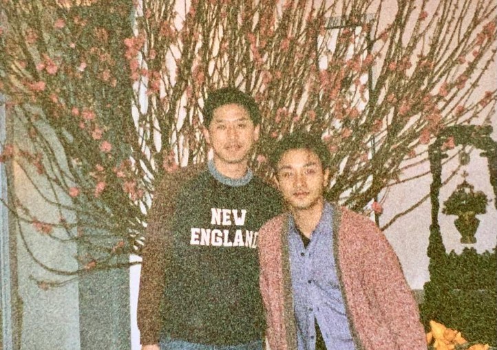 Đến hẹn lại lên, Đường Hạc Đức đăng tải một tấm mới của anh và Trương Quốc Vinh nhân dịp sắp qua năm kèm caption: 'Chuẩn bị ăn bữa cơm tất niên rồi đây. Hôm nay là ngày cuối cùng của năm, chúc cả nhà có một năm Dần nhiều may mắn, dồi dào sức khỏe và vạn sự như ý nhé'