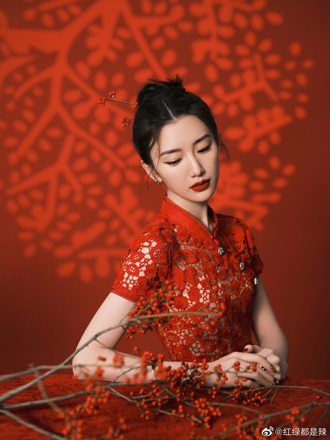 Tin nóng Cbiz ngày 1/2: Loạt sao 'tấu hài' đầu năm, tổng kết phúc lợi đỉnh lưu, Nhất Bác 'thời tới', cập nhật poster - Ảnh 10