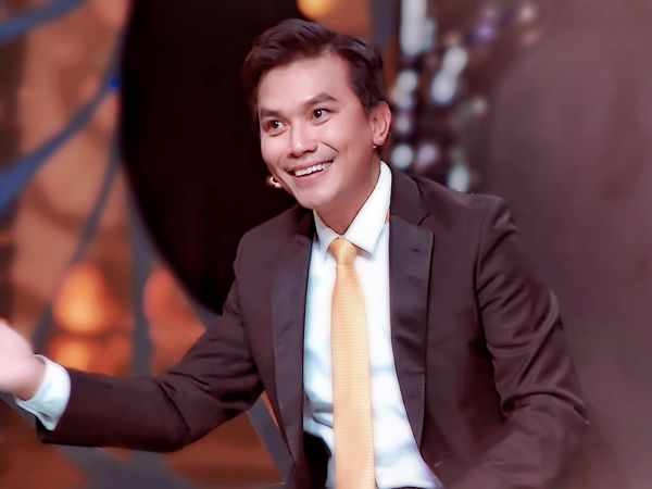 Mạnh Quỳnh thường xuyên chịu nhiều áp lực, anh bày tỏ mong muốn công chúng sẽ khắc ghi hình bóng của Phi Nhung như lúc sinh thời để an ủi phần nào mất mát của người thân Mạnh Quỳnh thường xuyên chịu nhiều áp lực, anh bày tỏ mong muốn công chúng sẽ khắc ghi hình bóng của Phi Nhung như lúc sinh thời để an ủi phần nào mất mát của người thân