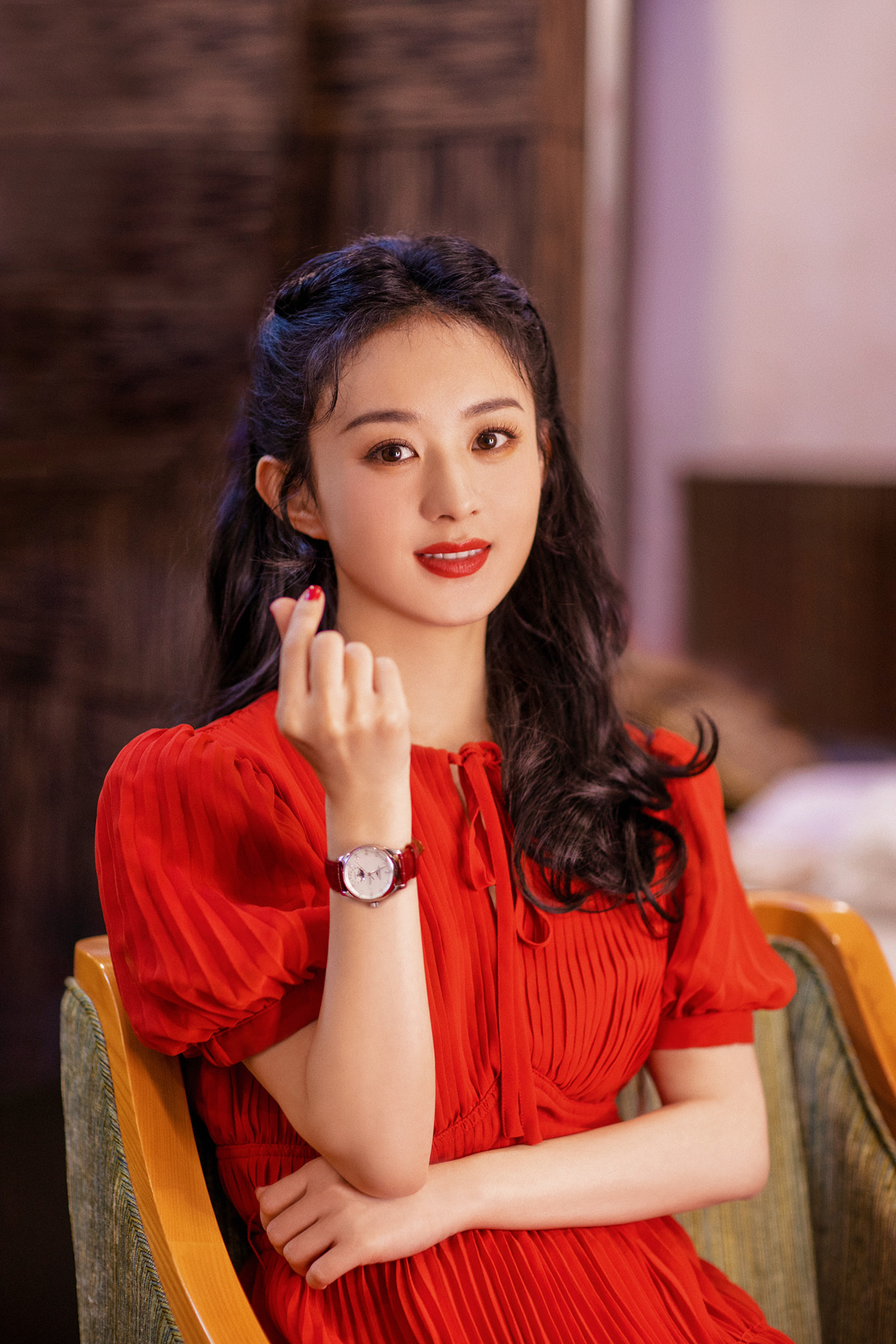 Longines cập nhật hình ảnh của Triệu Lệ Dĩnh xuất hiện trong hậu trường Xuân Vãn 2022 của CCTV cùng với sản phẩm của hãng