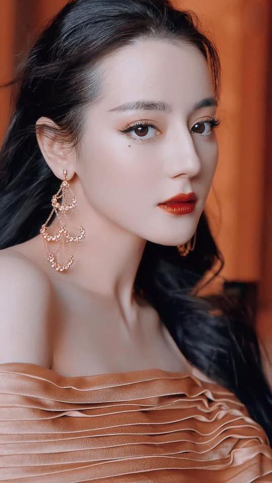 Dưa: Địch Lệ Nhiệt Ba đang tiếp xúc với một bộ đề tài luật sư