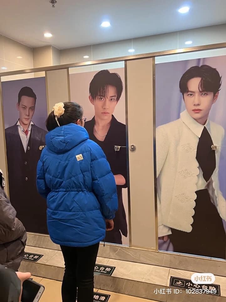 Hình ảnh Vương Nhất Bác - Dịch Dương Thiên Tiên Tỉ và các sao nam tại 1 nhà vệ sinh. Hiện đang hình ảnh đang gây sốt MXH xứ Trung