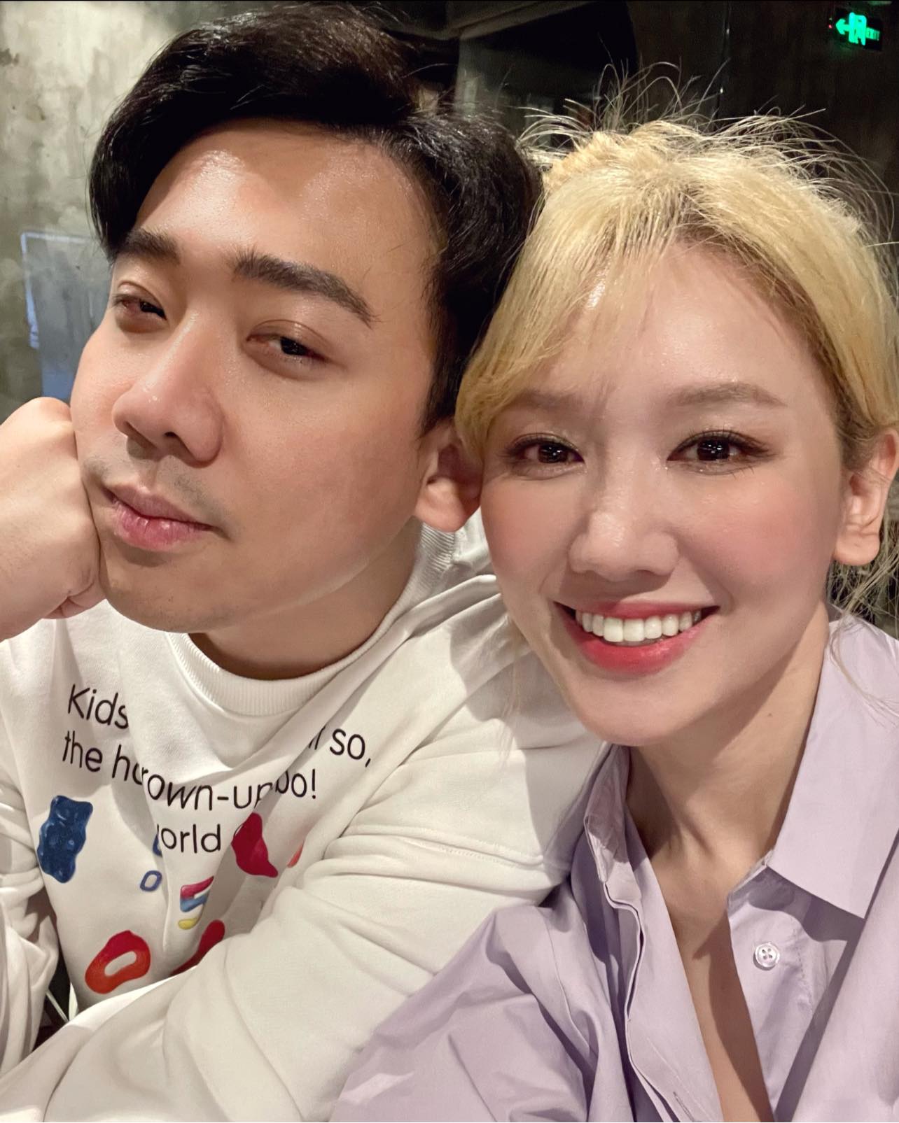 Nữ ca sĩ đính kèm hình ảnh 'tình bể tình' bên Trấn Thành