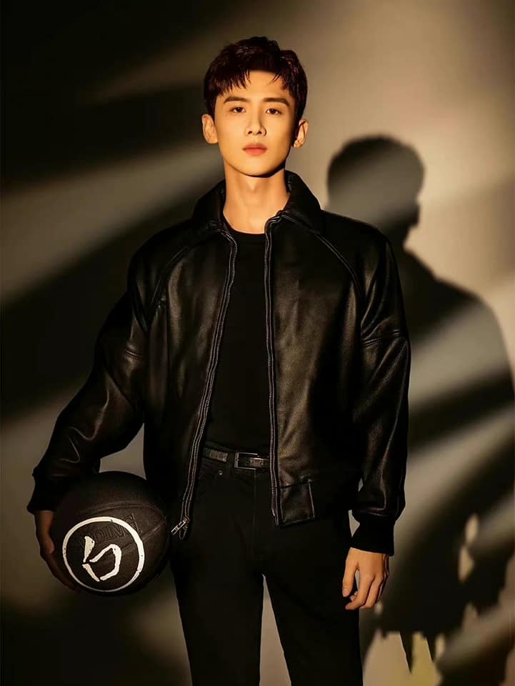 Mới đây, người dùng Xiaohongshu có tên là KK đã đăng tải lên nền tảng đoạn tin nhắn cực thú vị giữa mình với mẹ. Cụ thể, người này đã gửi cho mẹ ảnh chụp của Bạch Kính Đình và khoe đây là bạn trai mới quen, qua năm sẽ dắt về ra mắt. Kết quả vị phụ huynh này lại thẳng thừng chê bai Bạch Kính Đình 'quái đản'. Tình huống dở khóc dở cười này khiến netizen có phen cười bò