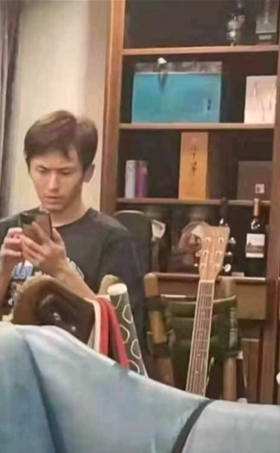 Dưa: Một số hình ảnh được lan truyền trên MXH cho thấy Trương Triết Hạn đang từng bước tái xuất Cbiz. Tuy nhiên, diện mạo của nam ngôi sao xuống sắc không thương tiếc.