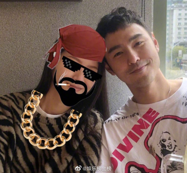 Tối ngày hôm nay (5/2), làng giải trí xứ Trung xôn xao trước thông tin, nam diễn viên Nguyễn Kinh Thiên chính thức chia sẻ thông tin đã có nửa kia. Cụ thể, Kinh Thiên cho biết: 'Năm mới chào đón những hy vọng mới. Cô ấy chỉ là một cô gái bình thường, hy vọng mọi người có thể cho chúng tôi chút không gian để làm quen lẫn nhau, cảm ơn mọi người đã thông cảm. Chúc mọi người năm mới vui vẻ, khỏe mạnh bình an'