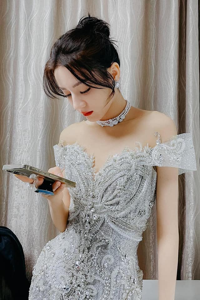 Theo 1 số dưa cho hay vòng eo của Địch Lệ Nhiệt Ba chỉ có 58cm