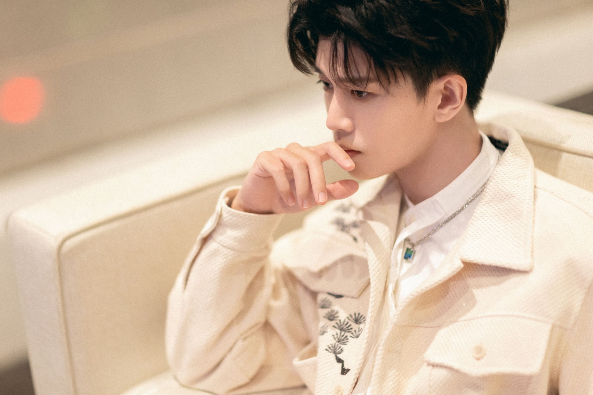 Dưa: Gần đây, Nhậm Gia Luân và vợ trên phim trường có chút mâu thuẫn nhỏ, sắc mặt của vợ Nhậm Gia Luân trông không được tốt lắm, thế là ngay lập tức có nhân viên trong đoàn phim phát tán sự việc. Tin tức truyền qua truyền lại, chẳng hiểu làm sao cuối cùng lại biến tấu thành chuyện tình cảm của vợ chồng Nhậm Gia Luân rạn nứt và quyết định ly hôn.