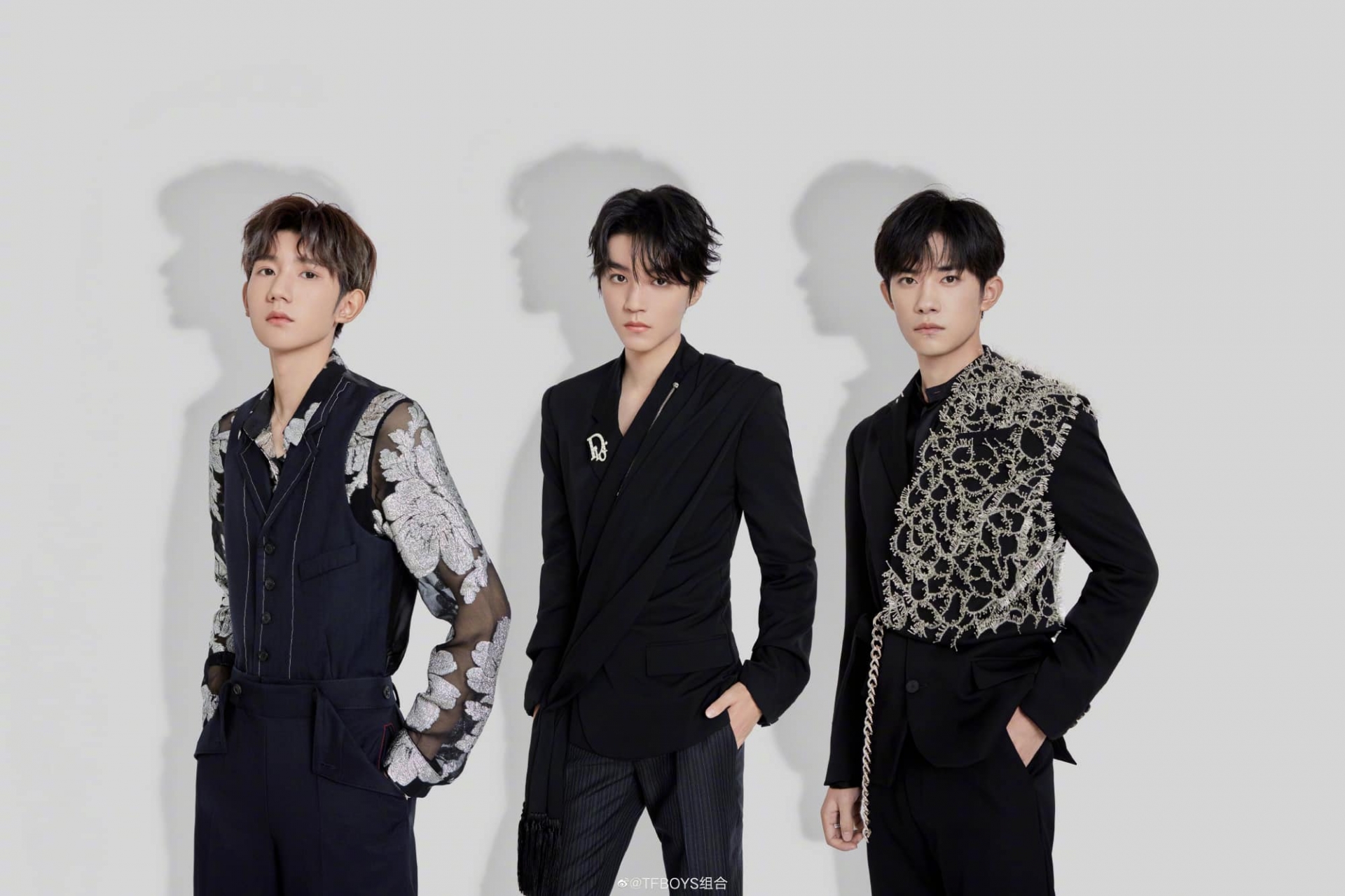 Dưa TFboys: Vương Tuấn Khải hiện không có ý định đóng phim thần tượng. Đoàn đội của cậu ấy sẽ thận trọng hơn khi để cậu ấy đóng cùng với tiểu hoa, cũng hạn chế xào cặp đôi. Dịch Dương Thiên Tỉ diễn xuất chủ yếu dựa vào cảm nhận và quan sát hàng ngày. Cậu ấy thường thích đi dạo trong các con hẻm và nhìn người đi trên đường phố. Ca khúc tiếp theo của Vương Nguyên sẽ lấy yếu tố rap làm chủ. Cậu ấy tự viết lời