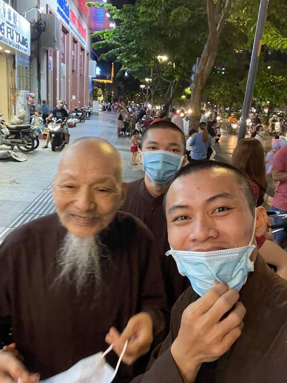 Cũng trong clip mới đây, người đứng đầu Tịnh Thất Bồng Lai thú nhận sức khỏe mình đang không được tốt: “Thầy mệt lắm con. Năm nay con làm ngắn gọn lại thôi, sư phụ sợ nằm võng không được lâu”.