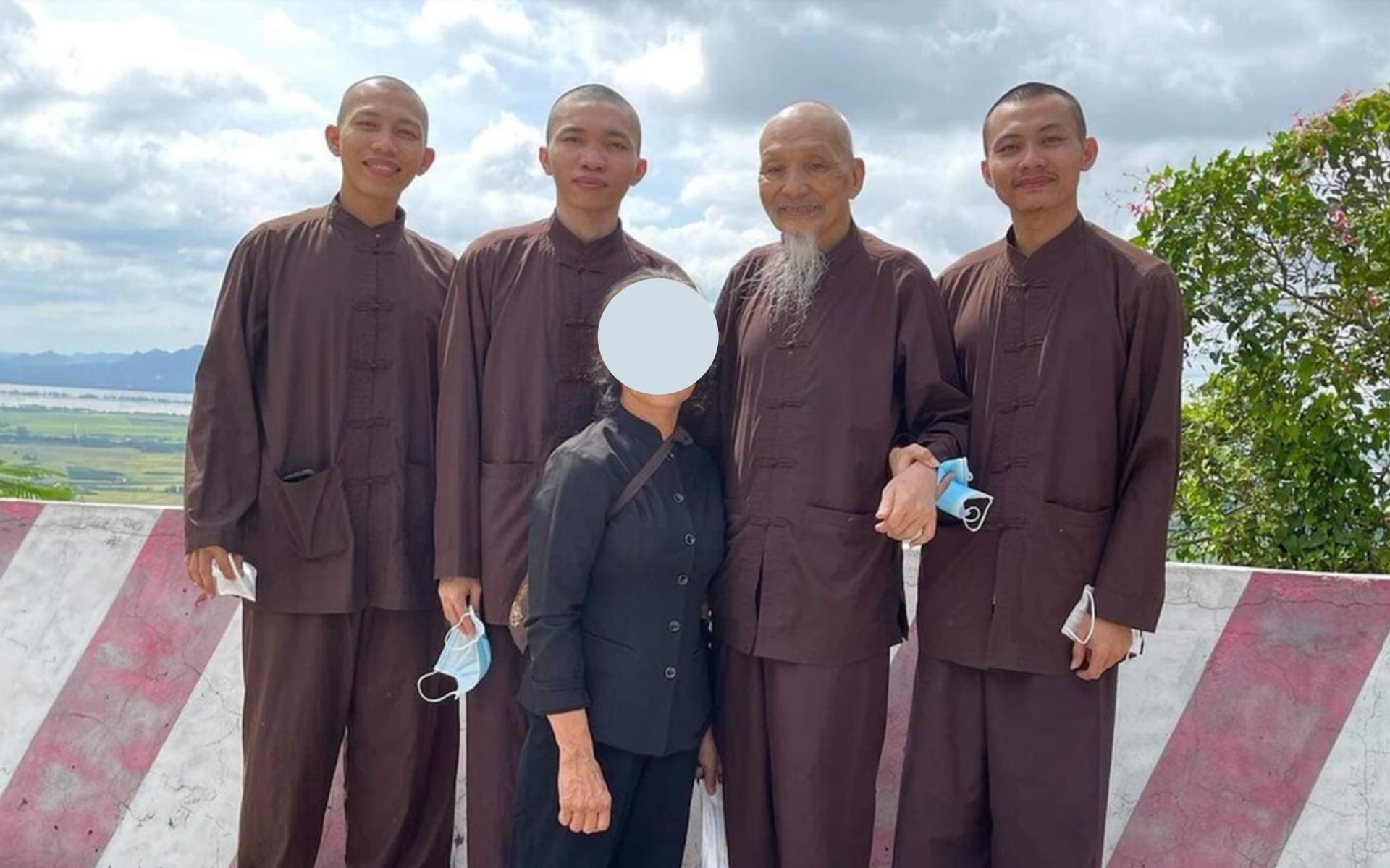 Nhận biết sự việc tại Tịnh Thất Bồng Lai được đông đảo công chúng quan tâm, không ít diễn đàn đã đăng tải những thông tin thất thiệt nhằm 'biến tấu' bản chất sự việc để câu like, câu view