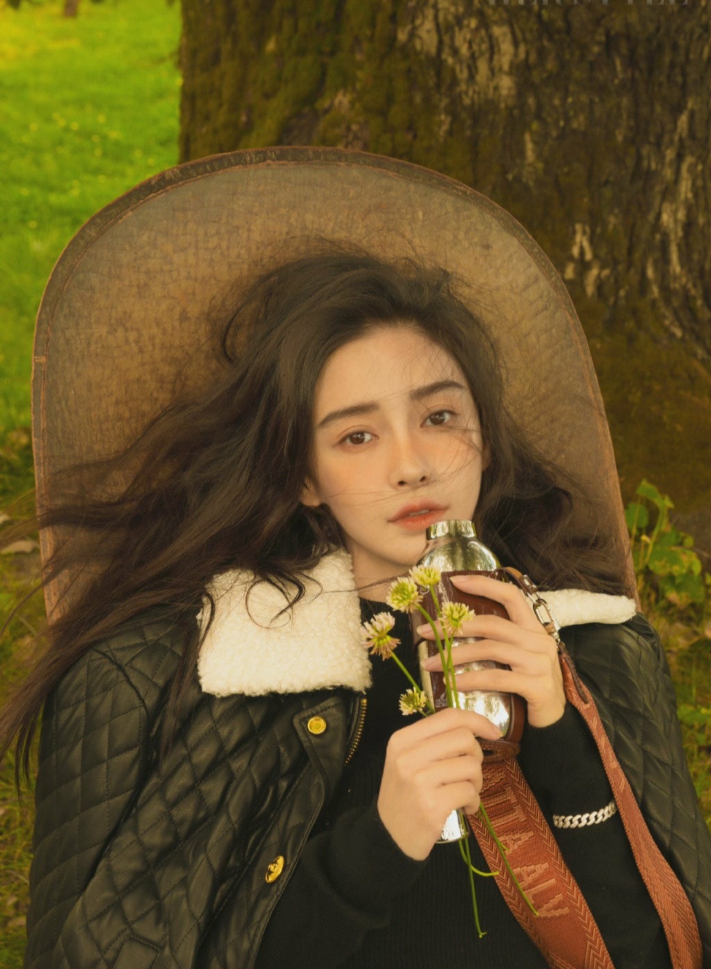 Vừa qua, trên Weibo lan truyền đoạn video ngắn cho thấy Angelababy sử dụng diễn viên đóng thế khi thực hiện cảnh quay vô cùng đơn giản trong 'Mạn Ảnh Tầm Tung'. Dưới phần bình luận, nhiều netizen đã ném đá Angela Baby không có tâm với nghề. Tuy nhiên, mới đây, blogger đã đăng tải một đoạn video khác chứng minh Angelababy đích thân thực hiện cảnh quay trên. Được biết, đây vốn là cảnh của nam chính, diễn viên đóng thế vào diễn thử còn khi chính thức lên máy thì Angelababy vẫn đích thân thực hiện.