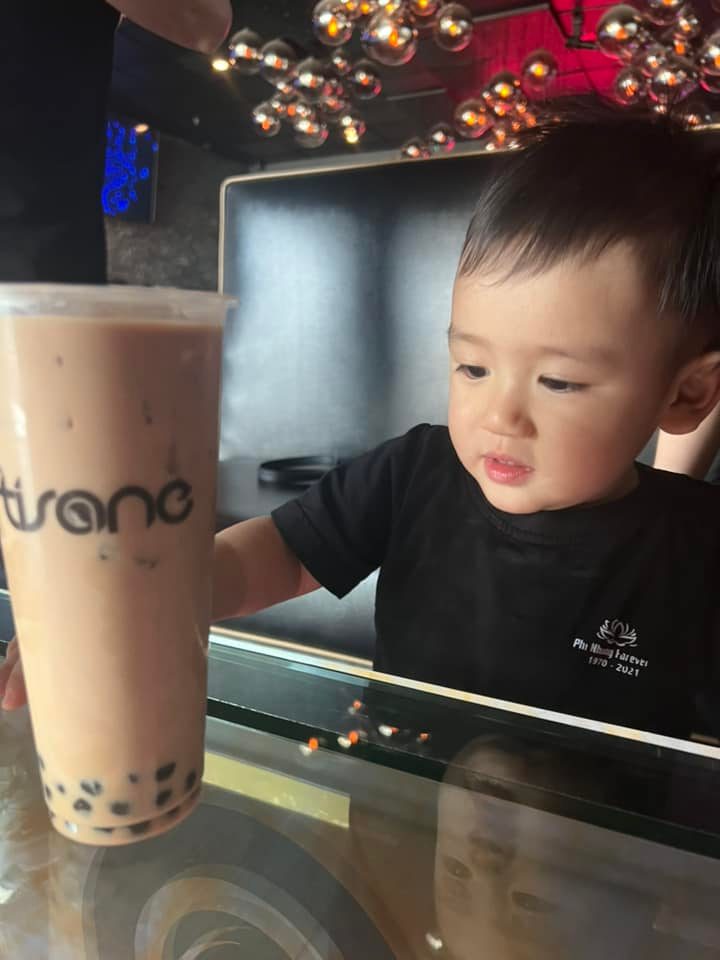 Cháu ngoại Nhi Nhung cũng mặc áo có ghi tên bà. Đây được xem là động thái tưởng niệm người đã khuất khiến khán giả rơi nước mắt Cháu ngoại Nhi Nhung cũng mặc áo có ghi tên bà. Đây được xem là động thái tưởng niệm người đã khuất khiến khán giả rơi nước mắt