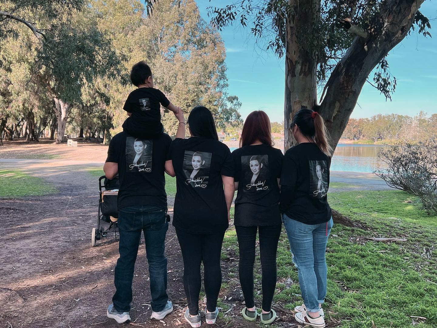 Trong buổi dã ngoại mới đây, các thành viên trong gia đình đều lựa chọn đồng phục có hình ảnh của Phi Nhung