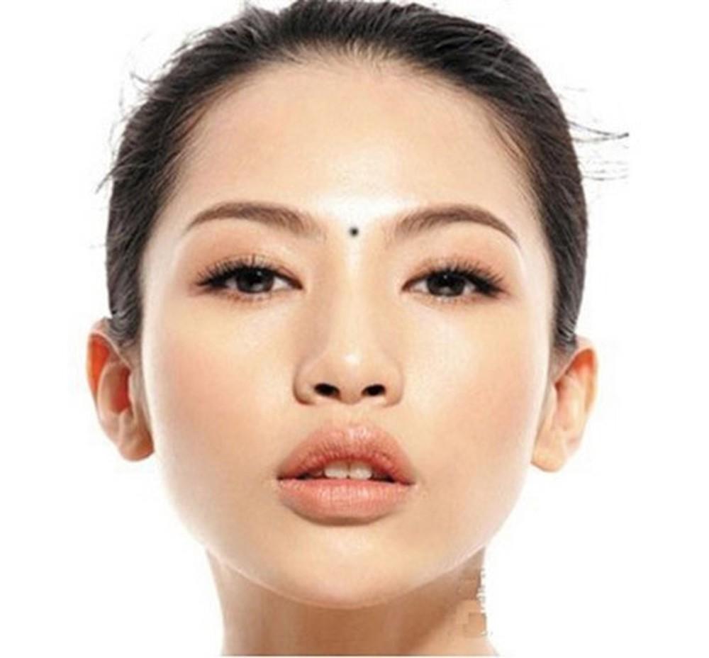 Nốt ruồi ngay chính giữa trán hay còn gọi là nốt ruồi ấn đường