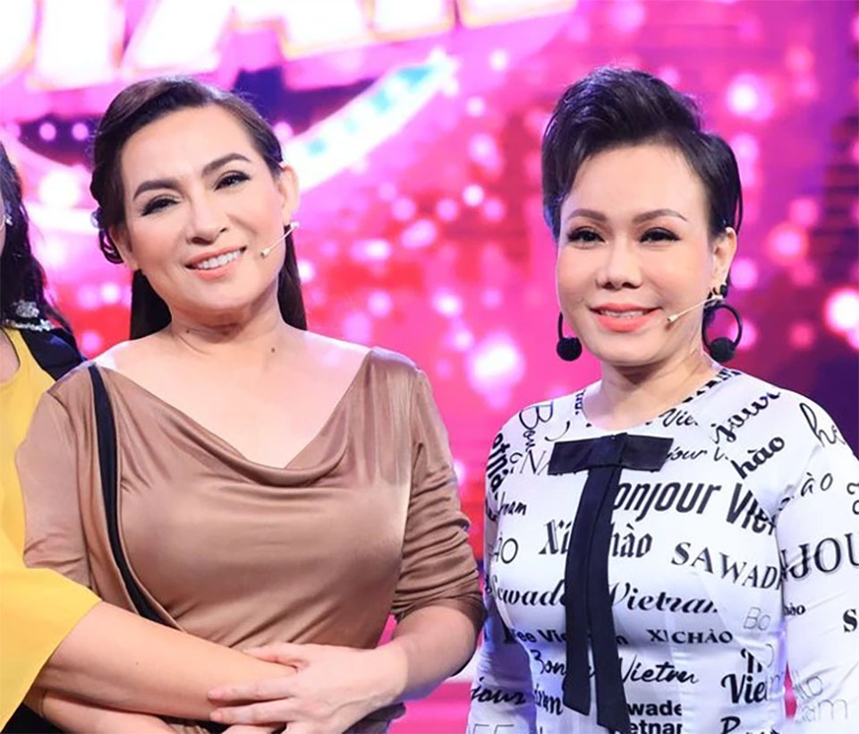 Việt Hương - Phi Nhung từ lâu được biết đến là cặp chị em thân thiết của Vbiz. Kể từ khi giọng ca Bông Điên Điển trở bệnh đến khi rời cõi trần, Việt Hương là người sát cánh
