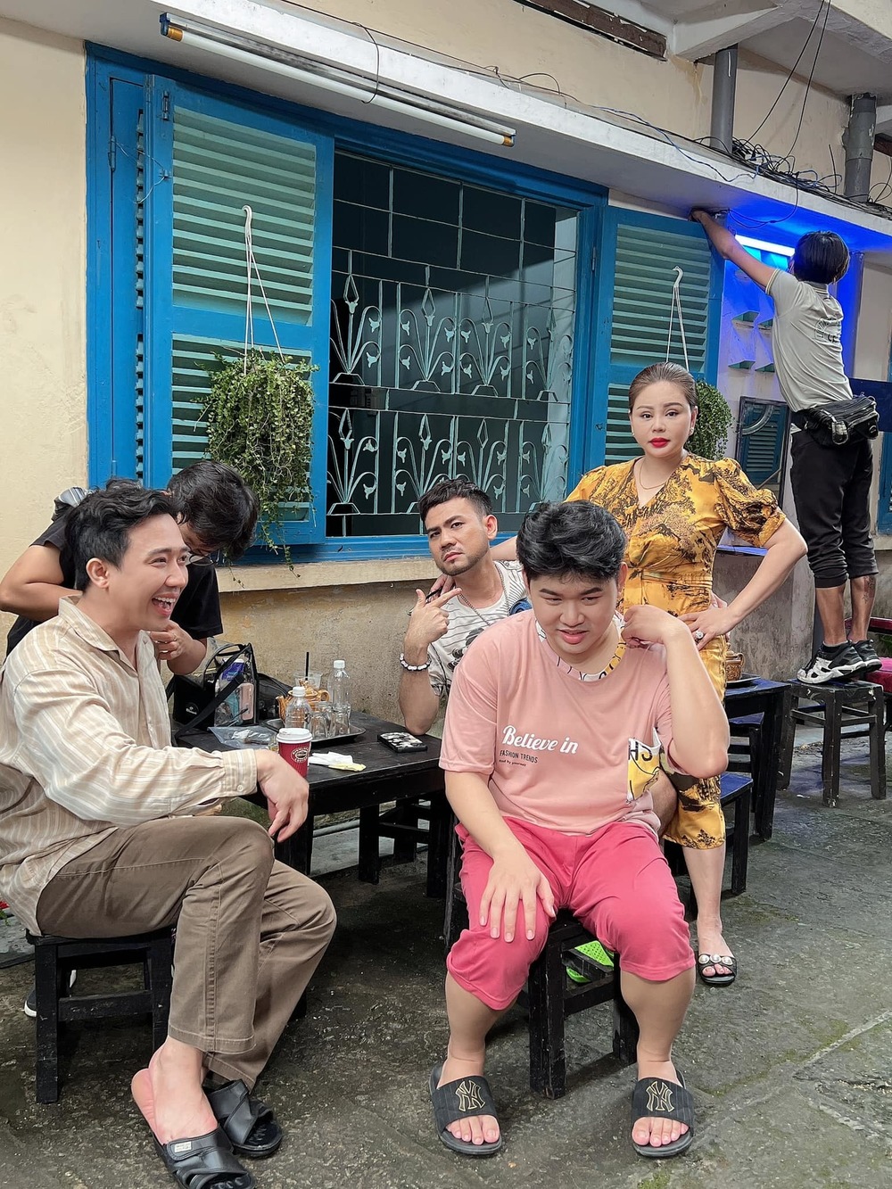 Vừa đăng đàn tuyên bố bước vào 'cuộc đấu' pháp lý mới, Trấn Thành đã nức nở báo tin vui: Showbiz Việt vỡ òa chúc mừng 4