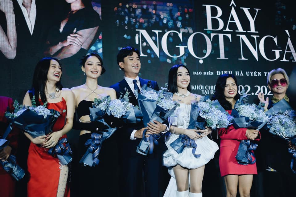 Hôm qua, cả showbiz Việt tưng bừng khi lễ công chiếu bộ phim Bẫy Ngọt Ngào diễn ra tại TP Hồ Chí Minh. Sự kiện quy tụ dàn khách mời là những ngôi sao đình đám của showbiz. Ảnh: Internet
