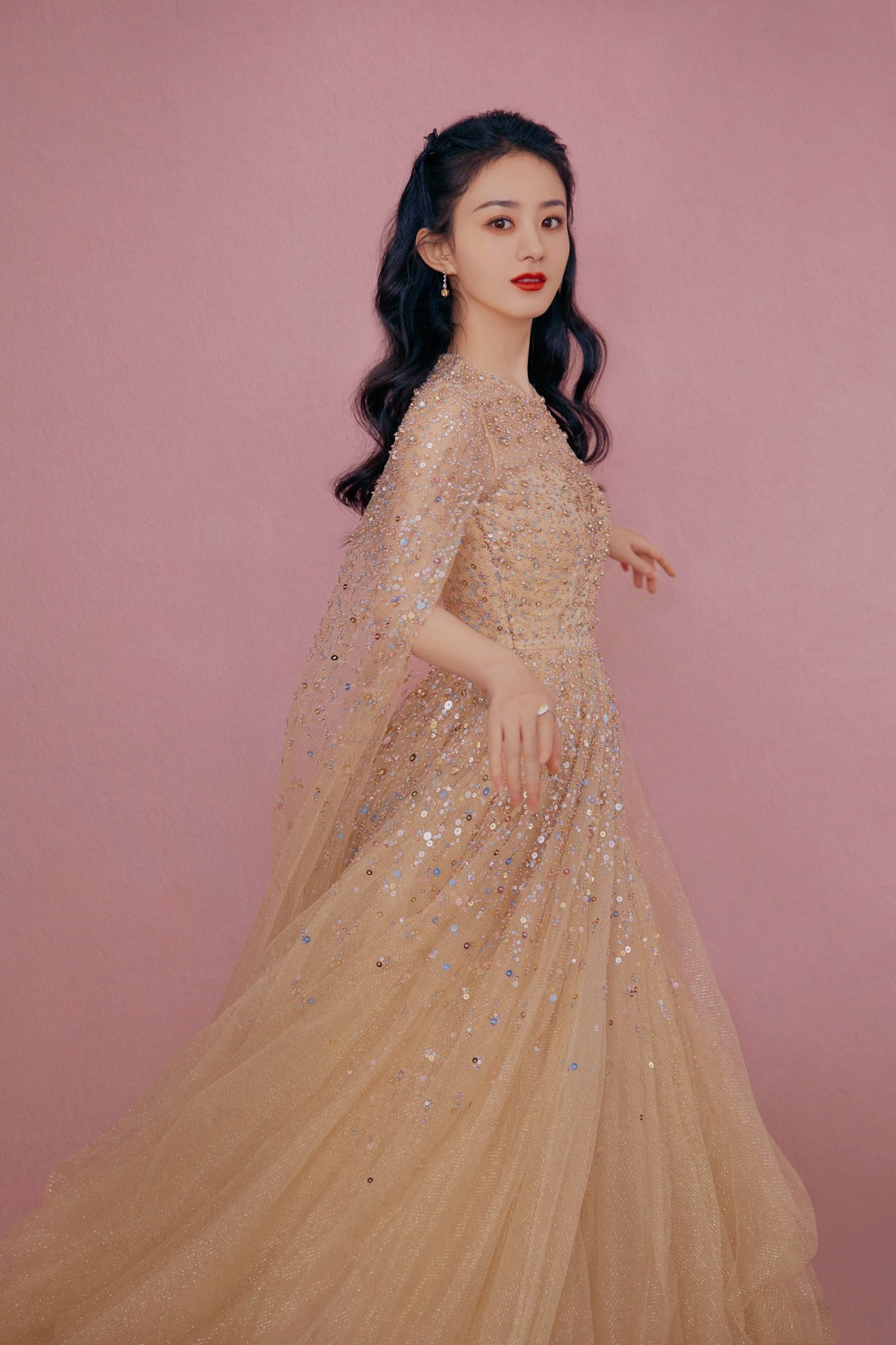 Dù có sóng gió hay áp lực, Triệu Lệ Dĩnh vẫn giữ cho mình năng lượng tích cực, sự thư thái