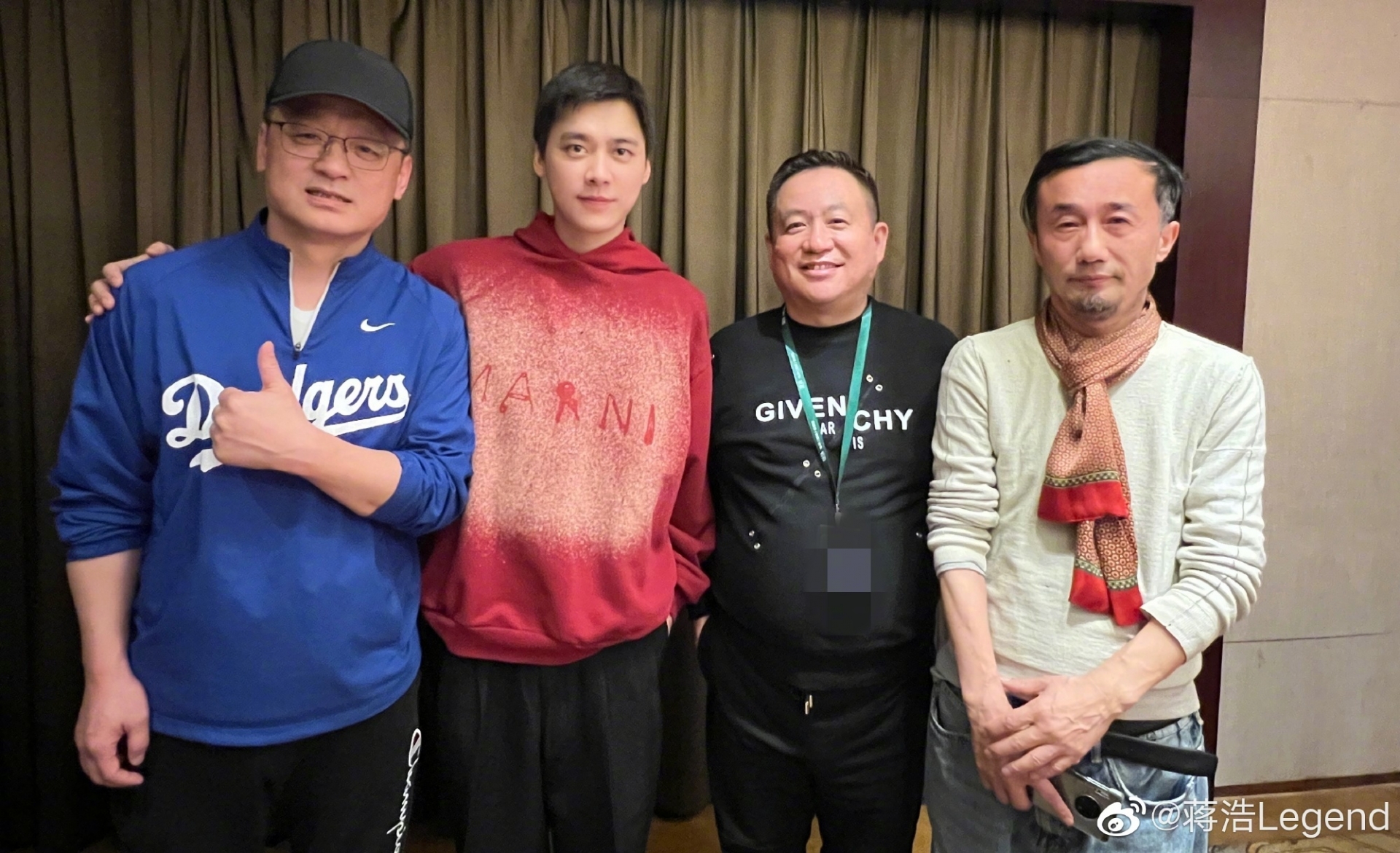 Phim 'Thao trường' hôm nay khai máy. Diễn viên: Lý Dịch Phong, Hàn Đồng Sinh, Trương Tử Hiền, Trương Tịnh Nghi. Khách mời: Lương Tịnh, Điền Tráng Tráng, Hầu Dũng, Trịnh Hiểu Ninh, Lang Nguyệt Đình, Lý Hiểu Xuyên