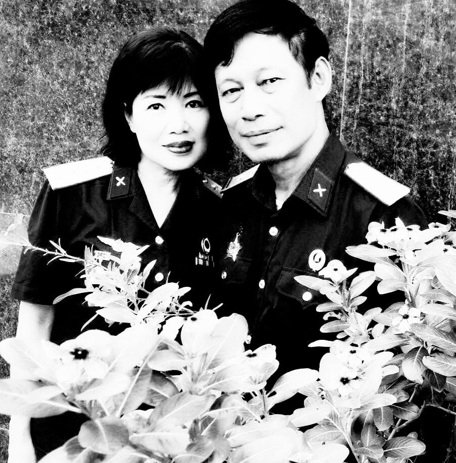 Trước sự ra đi đột ngột, vợ NSƯT Tiến Hợi đã đăng tải hình ảnh tối màu chụp cùng chồng. Xót xa nói lời tiễn biệt tri kỷ: Anh là tình yêu vĩnh cửu của em