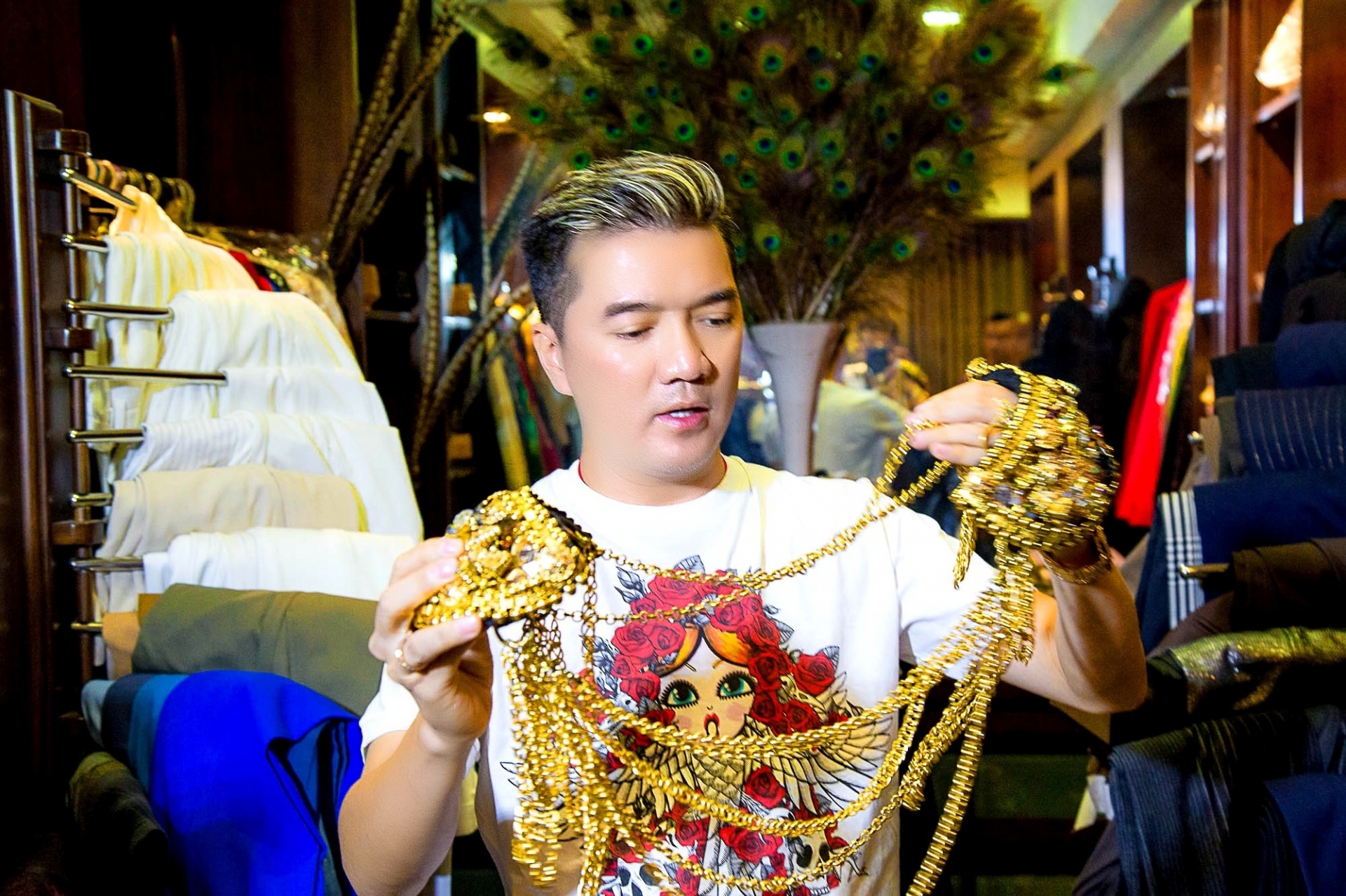 CEO Bình Dương 'vung tiền chơi tới bến' với Mr Đàm, nam ca sĩ có ngay động thái khẳng định thắng thế: Dân tình choáng nặng - Ảnh 1