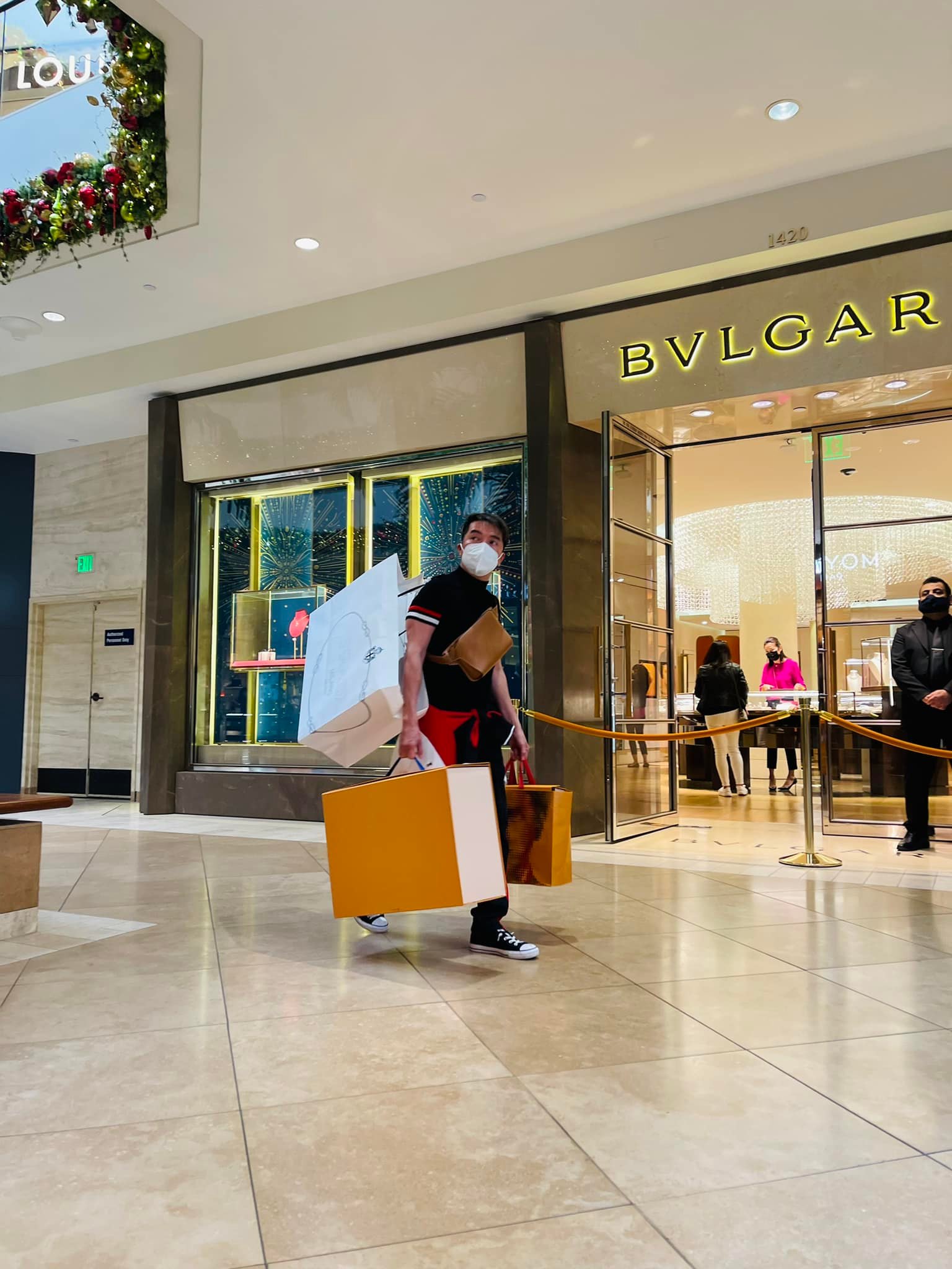 Tất bật chạy show cùng thú vui mua sắm hàng hiệu 'không xem giá', không ít cư dân mạng cho rằng khối tài sản mà Đàm Vĩnh Hưng đang sở hữu chẳng thua kém bất cứ một đại gia nào