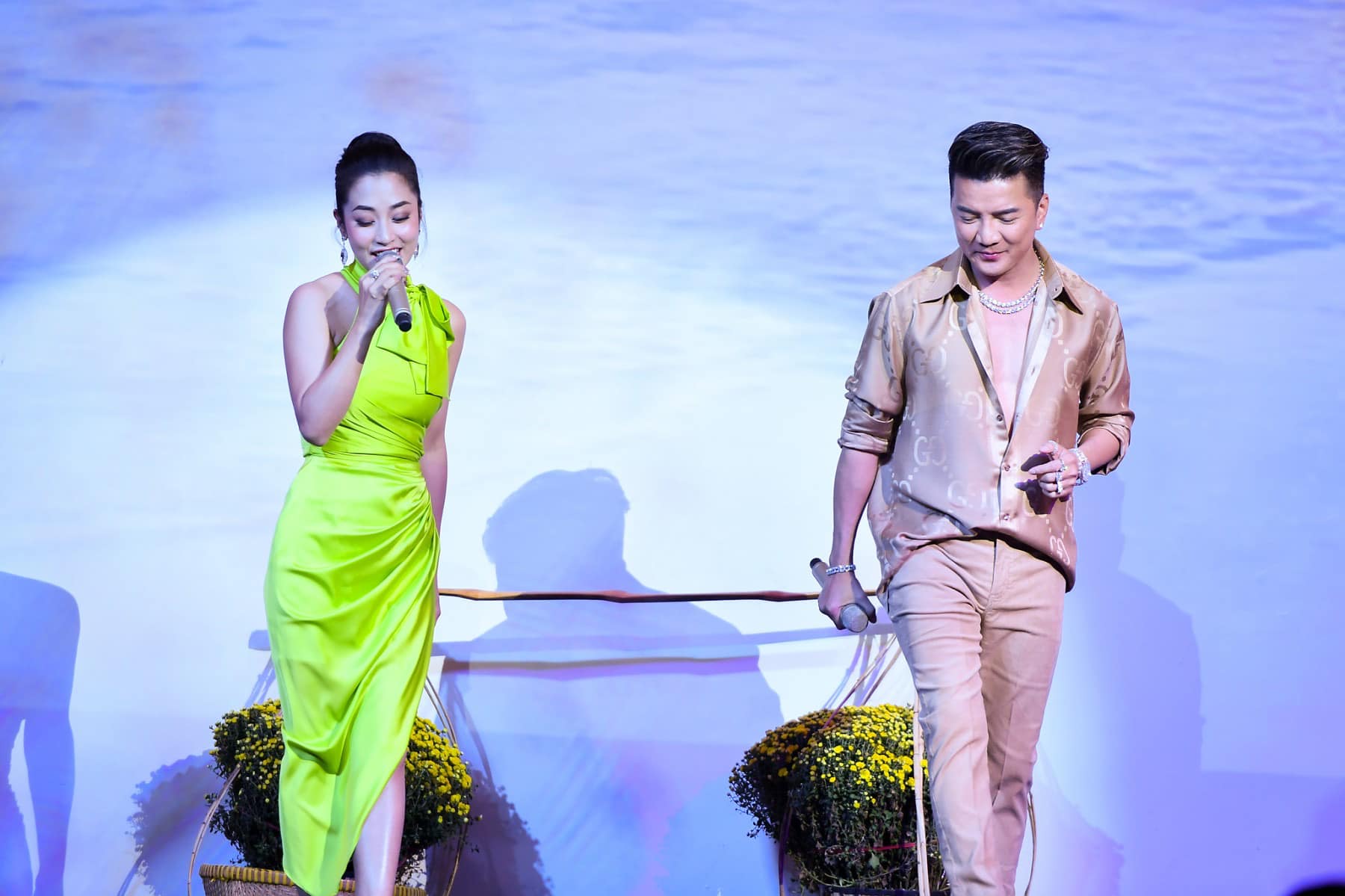 Bỏ ngoài tai những phát ngôn của đối thủ, Đàm Vĩnh Hưng tất bật chạy show từ trong lẫn ngoài nước