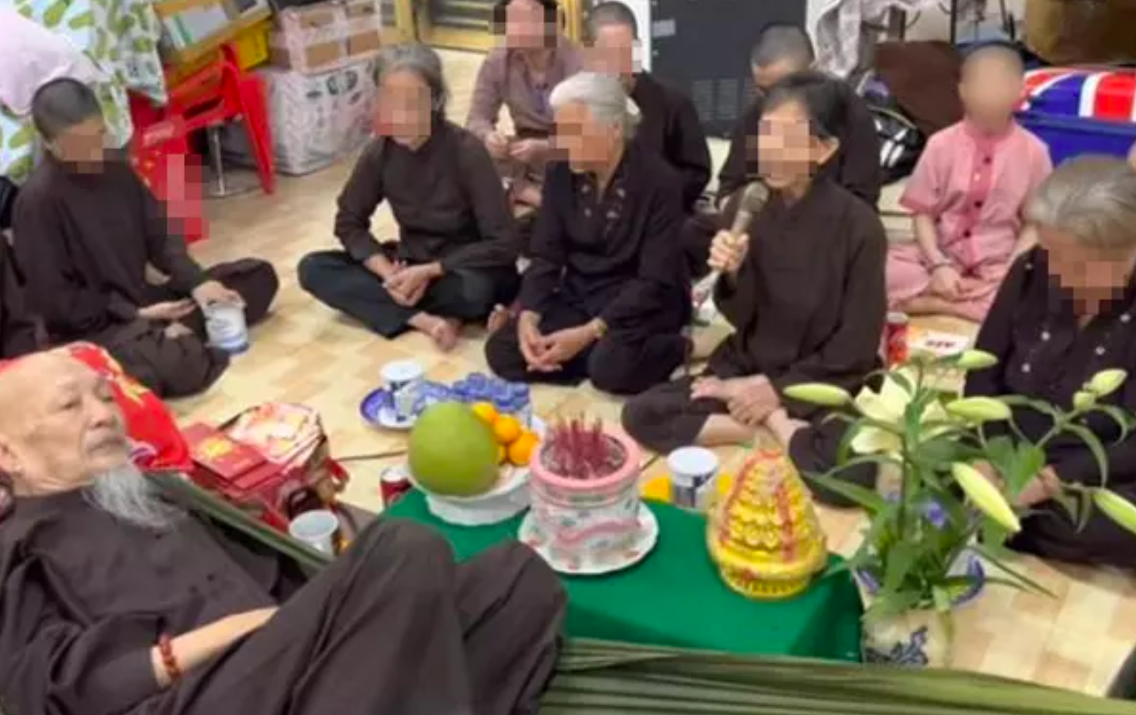 Khoảnh khắc 'thầy ông nội' nằm bẹp trên võng, xung quanh là bát hương, lễ vật và các đồ đệ quỳ lạy như 'tế sống' đã khiến dân mạng phẫn nộ.