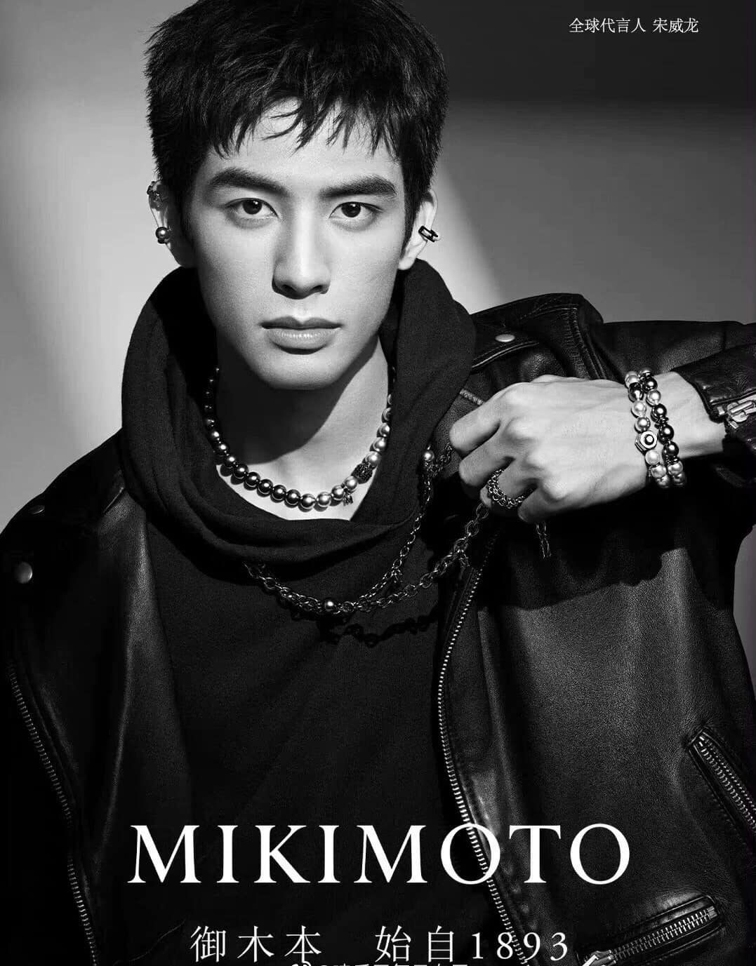 Ngày hôm nay, weibo của thương hiệu trang sức ngọc trai Mikimoto đã chính thức công bố Tống Uy Long trở thành người đại diện toàn cầu. Tống Uy Long cũng là người đại diện toàn cầu duy nhất của Mikimoto trở thành người đại diện toàn cầu đầu tiên không qua thăng cấp danh phận. Trong khi Địch Lệ Nhiệt Ba làm người đại diện khu vực Châu Á ba năm (từ tháng 9/2018) mới được nâng title làm người đại diện toàn cầu