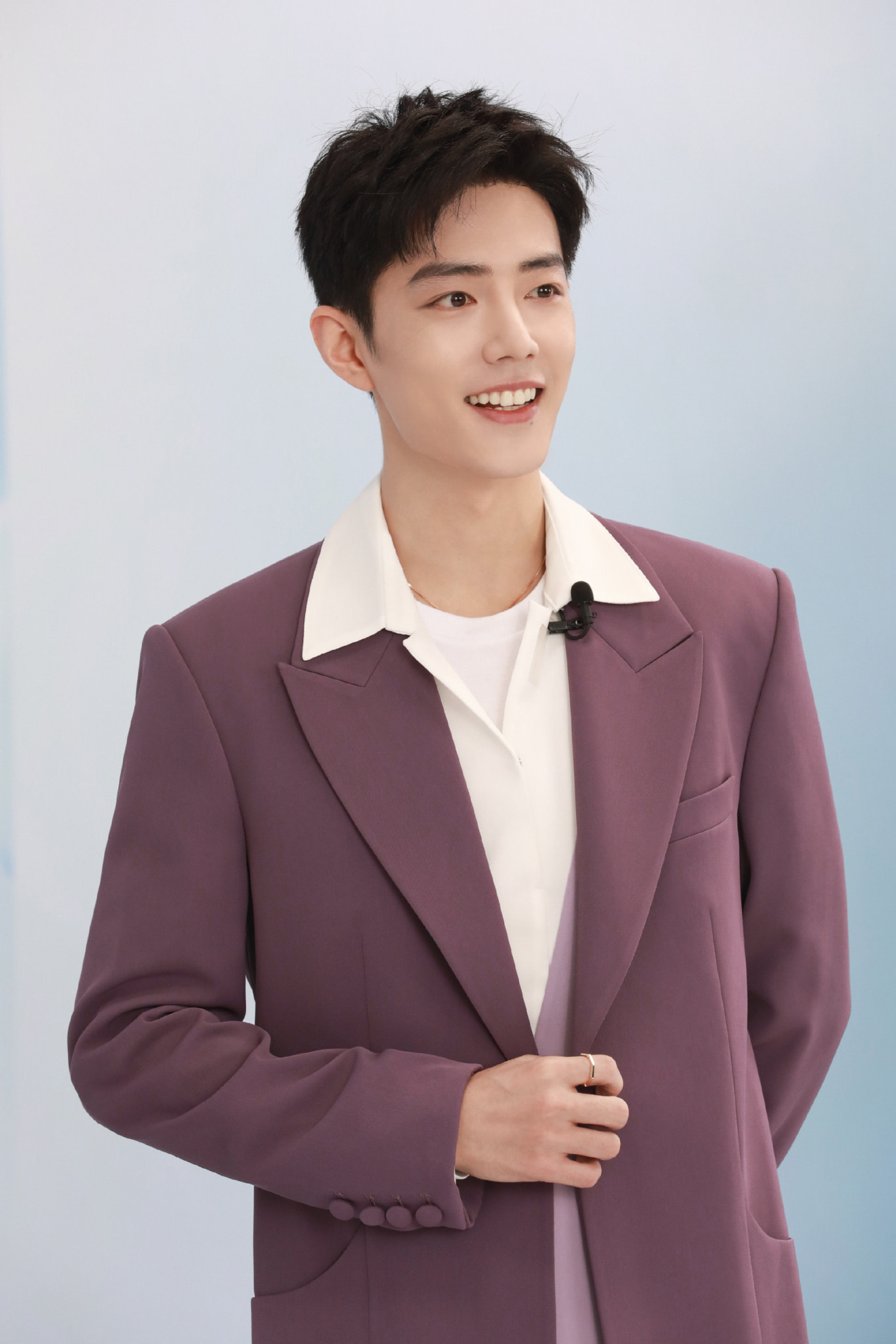 Tạo hình Tiêu Chiến tại buổi livestream họp báo ra mắt sản phẩm mới của 1 thương hiệu vào tối qua