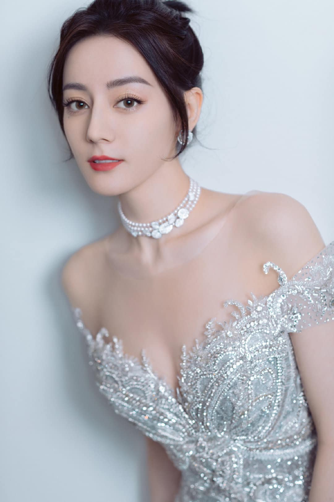 Dưa: Địch Lệ Nhiệt Ba sẽ hợp tác với Lâm Nhất trong một kịch bản phim tỷ đệ luyến. Hiện mỹ nhân Tân Cương đã chuẩn bị đến Thành Đô quay phim, trước mắt đã nhờ trợ lý tìm giúp mình một số cửa hàng mỹ thực ngon tại đây