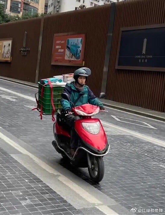 Nghê Ni hậu trường chạy xe máy điện đi giao hàng trong bộ phim điện ảnh mới khiến Cnet cười nghiêng ngả