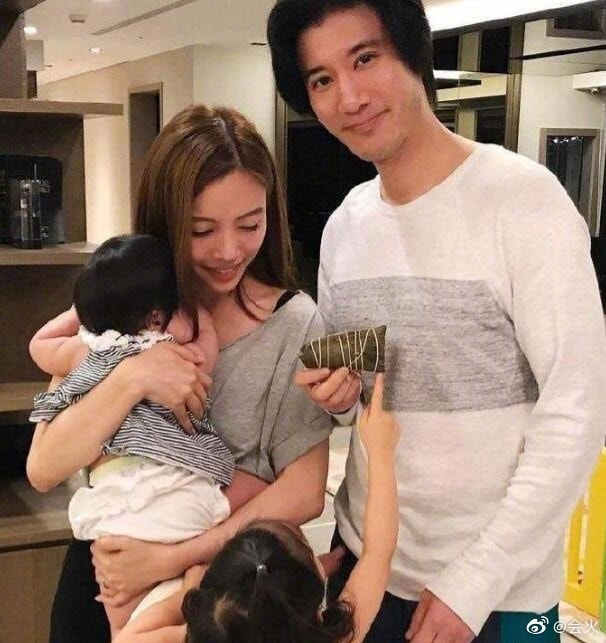 Hôm nay, Vương Lực Hoành phản hồi bản thân cung cấp cho Lý Tịnh Lôi một khoản cấp dưỡng 910 000 NDT bằng tiền mặt. Nên không có bill chuyển khoản và bất kì giấy tờ liên quan nào. Ngay sau đó, Lý Tịnh Lôi tuyên bố không nhận được khoản tiền trên. Mong Vương Lực Hoành không tiếp tục làm phiền dân mạng, giới truyền thông, bạn bè. Thay vì bao biện thì tuân theo yêu cầu từ bên tòa án.