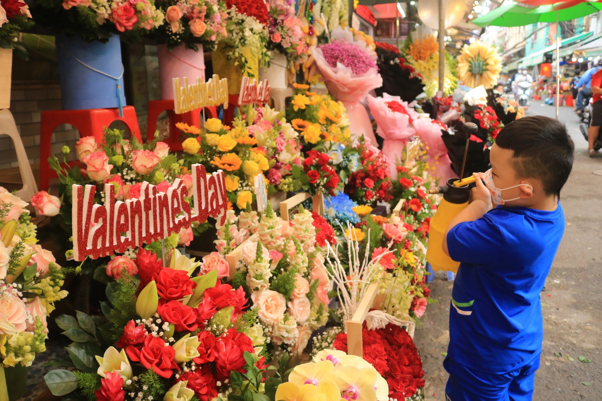 Khách hàng đặc biệt quan tâm đến xu hướng, màu sắc và sẵn sàng chi tiền triệu để có một sản phẩm hoa đẹp tặng cho người yêu trong ngày đặc biệt này. Ảnh: Thanh Niên