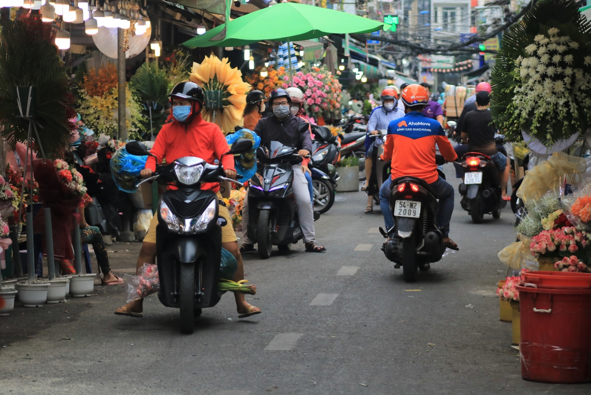 Giá hoa hồng tại các chợ đầu mối cũng tăng 'phi mã' trước ngày lễ tình nhân. Ảnh: Thanh Niên