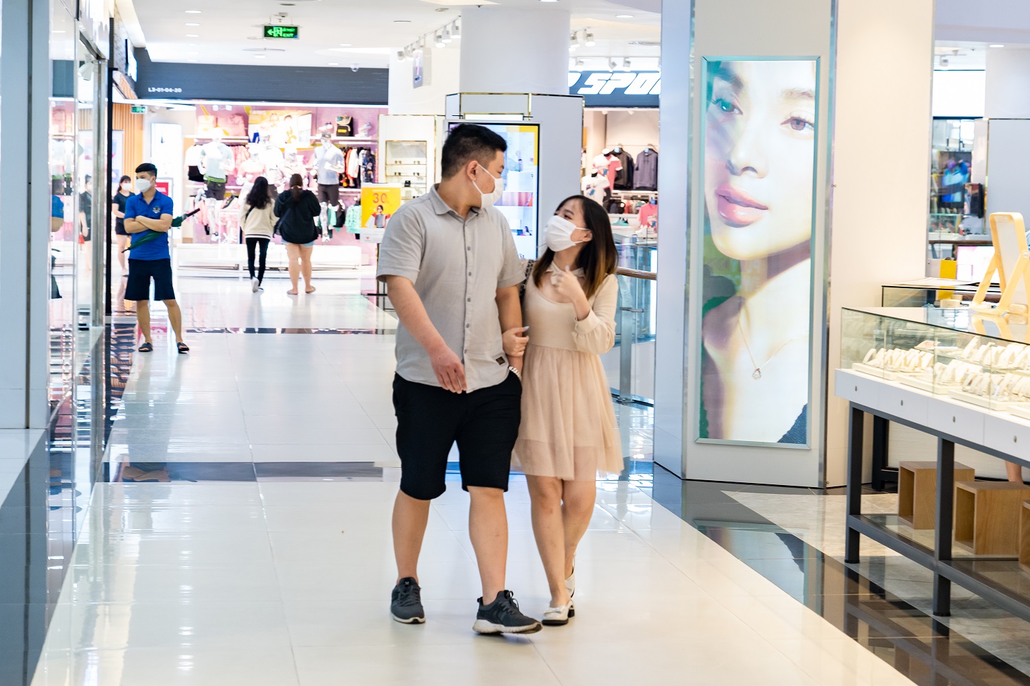 Ngoài thị trường hoa, nhiều cửa hàng kinh doanh mỹ phẩm cũng rơi vào cảnh quá tải trước thềm lễ tình nhân. Ảnh: Sức khỏe - Đời Sống