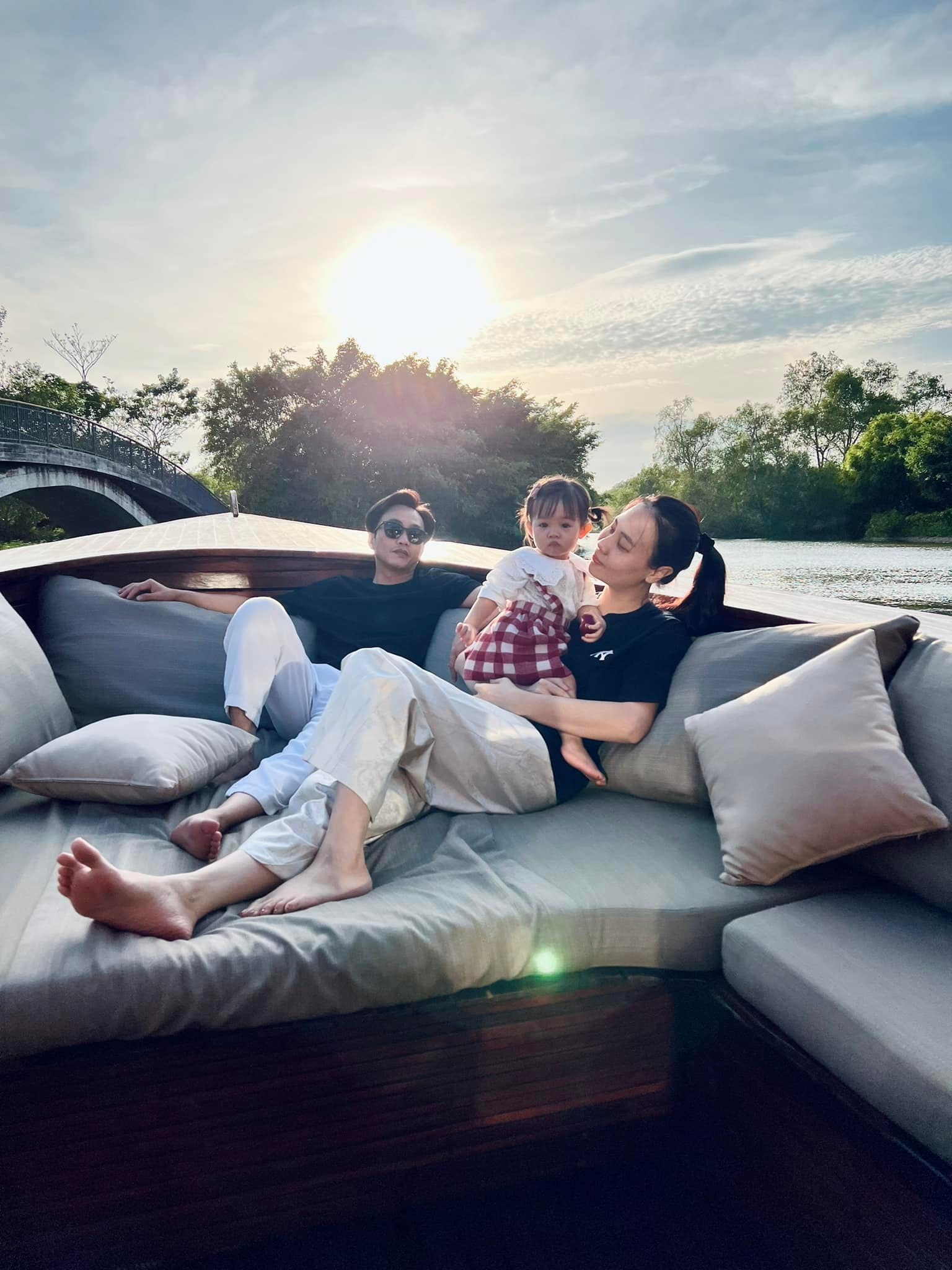 Không ồn ào cặp vợ chồng Cường Đô La - Đàm Thu Trang lại chiếm trọn trái tim công chúng, trở thành 'gia đình kiểu mẫu' khiến bao người mơ ước