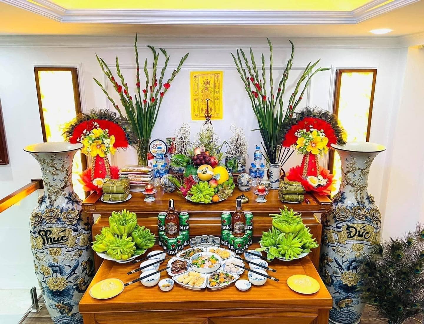 Bên cạnh các vật phẩm như trái cây, vàng mã... thì lựa chọn hoa để cúng vào rằm tháng giêng vô cùng quan trọng