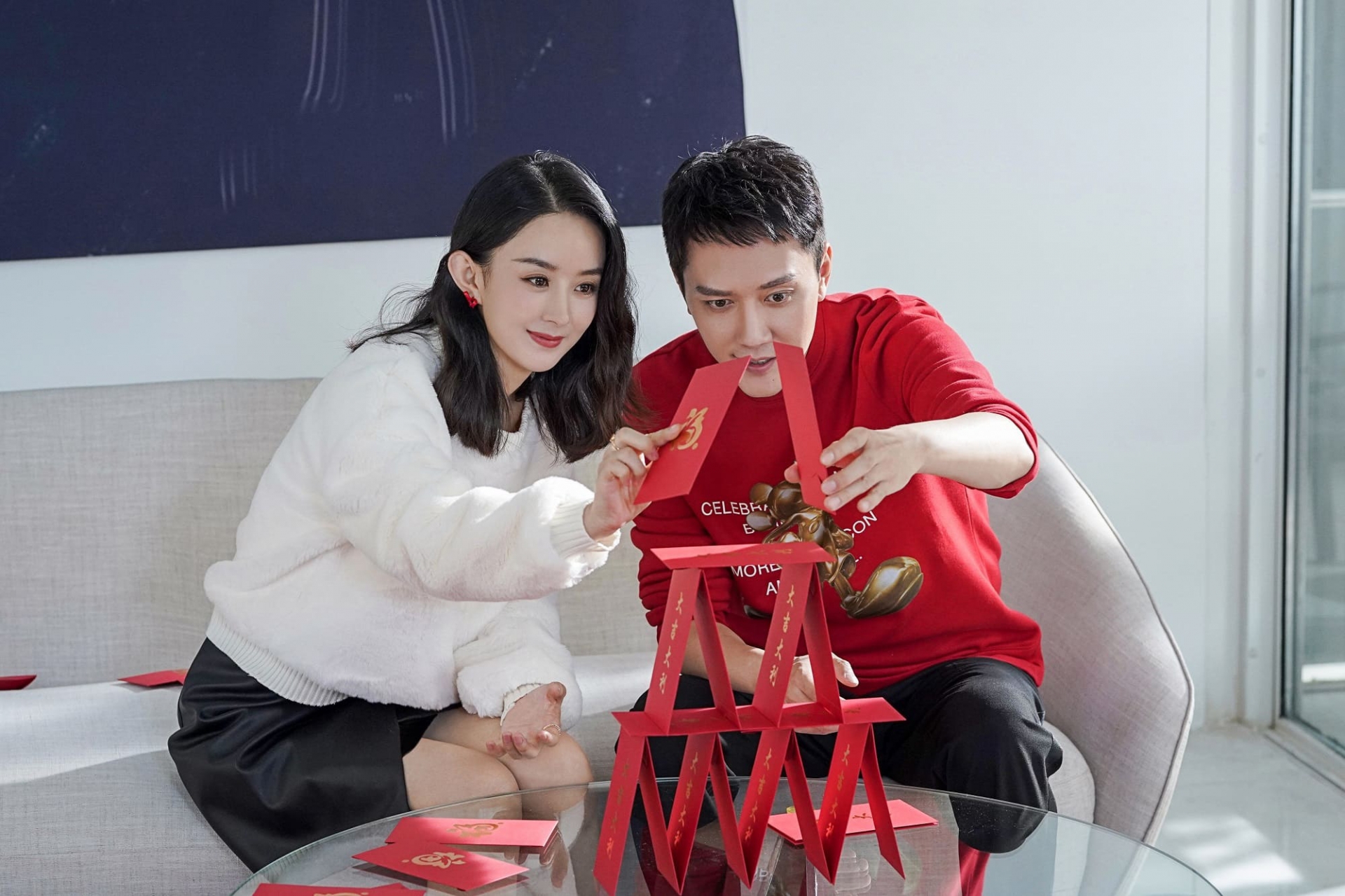 Trên QQ đang có bài viết gây xôn xao với nội dung Phùng Hiểu Phong đang có nhiều hành động nối lại tình xưa với vợ cũ. Cụ thể tài tử họ Phùng từng nhiều lần đến thăm Triệu Lệ Dĩnh tại biệt thự riêng ở Bắc Kinh nhưng cô lại không muốn gặp. Nhưng lần gần đây nhất, anh đã bế theo cả con trai nhỏ, và được Triệu Lệ Dĩnh tiếp đón nồng nhiệt. Thậm chí cô còn rất vui vẻ, chờ đợi cả 2 bố con ở cổng. Khi hai người ra về, mỹ nữ họ Triệu đã tặng cho con trai một món quà đắt tiền, còn chồng cũ thì trao cô ánh mắt thâm tình mong quay lại. QQ bình luận: 'Cặp đôi giống như thuở mới yêu, trong mắt anh có em, trong mắt em có anh'